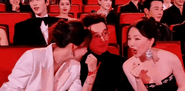 都说三个女人一台戏，可两个女人中间加个黄晓明算怎么个事？哈哈，感觉晓明哥好尴尬啊