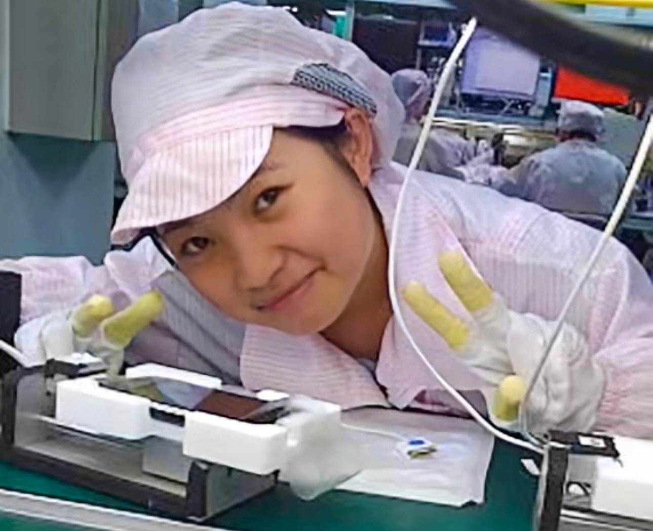 2008年，19岁的贵州女孩马秋霞在富士康流水线上工作。一次空闲时，她用正在装配