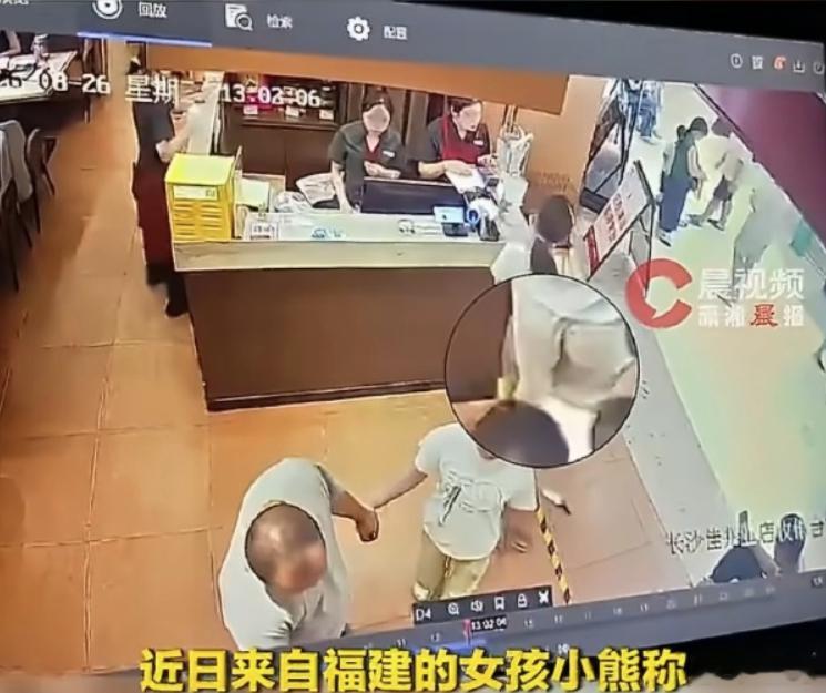 女子与4岁男童摸臀争议 太荒诞了！这位女子不是在维权，是在拼命证明"我没错"。第
