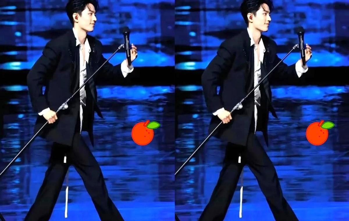他收麦，不是收个设备，是收一份人情。
每场演唱会散场，他蹲在后台，亲手拆耳返、叠