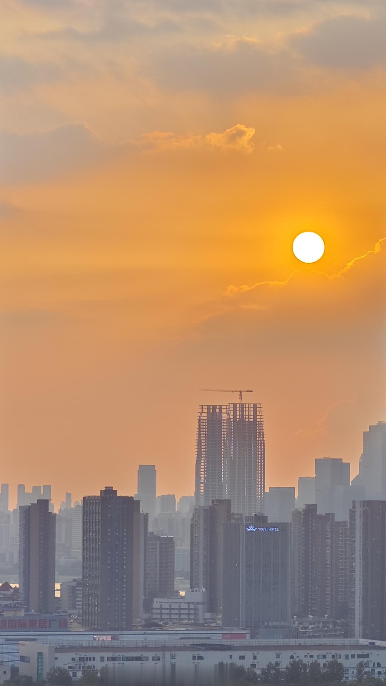 今日份窗外
10X拍摄后裁剪的落日🌄
下一波新旗舰应该挺多都带潜望长焦[微风]