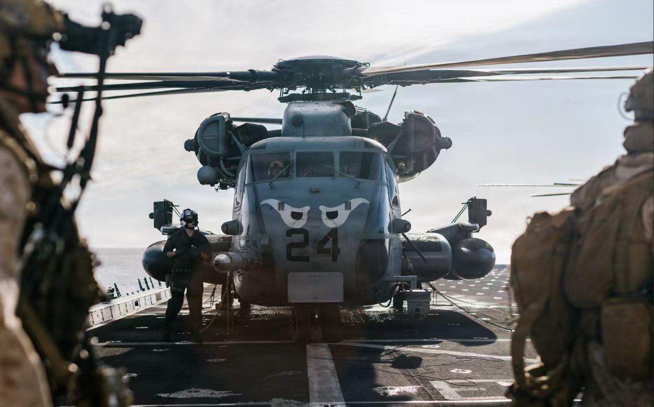 真杀招根本不在战场！伊朗把霍尔木兹海峡封了，美国海军封了阿拉伯海！结果就是，美国