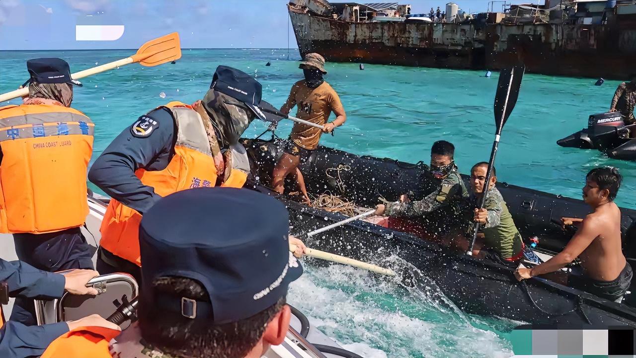 仁爱礁中国海警艇正常巡逻，菲律宾非法“坐滩”军舰放下两艘橡皮艇，无视警告就冲撞过