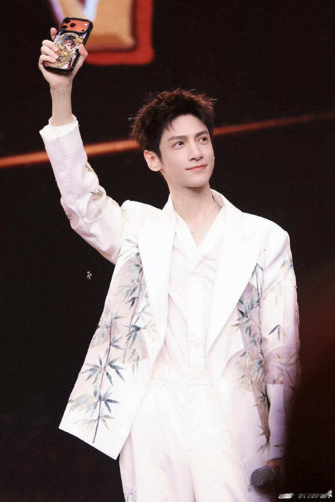 罗云熙[超话]罗云熙 劳资蜀道山罗云熙这四川娃子太可爱了！快问快答虽乱，但 “劳