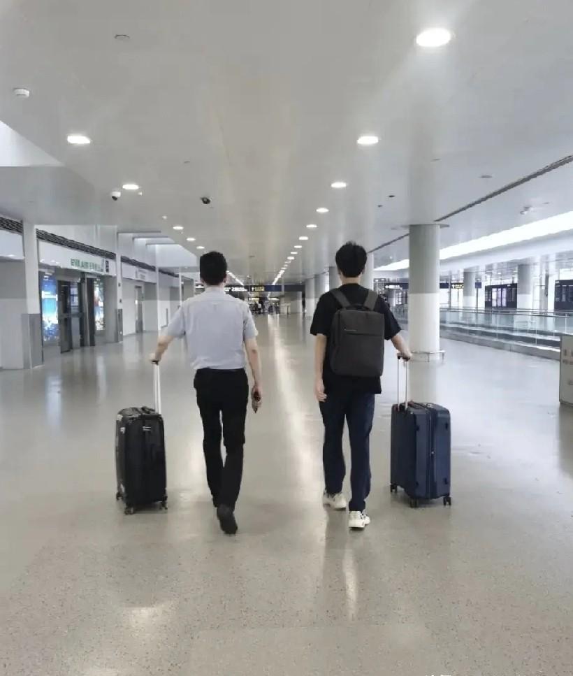 大儿子刚上班，第一件事不是买鞋买表，是跟爸妈说：“差钱找我要。
”
没喊口号，没