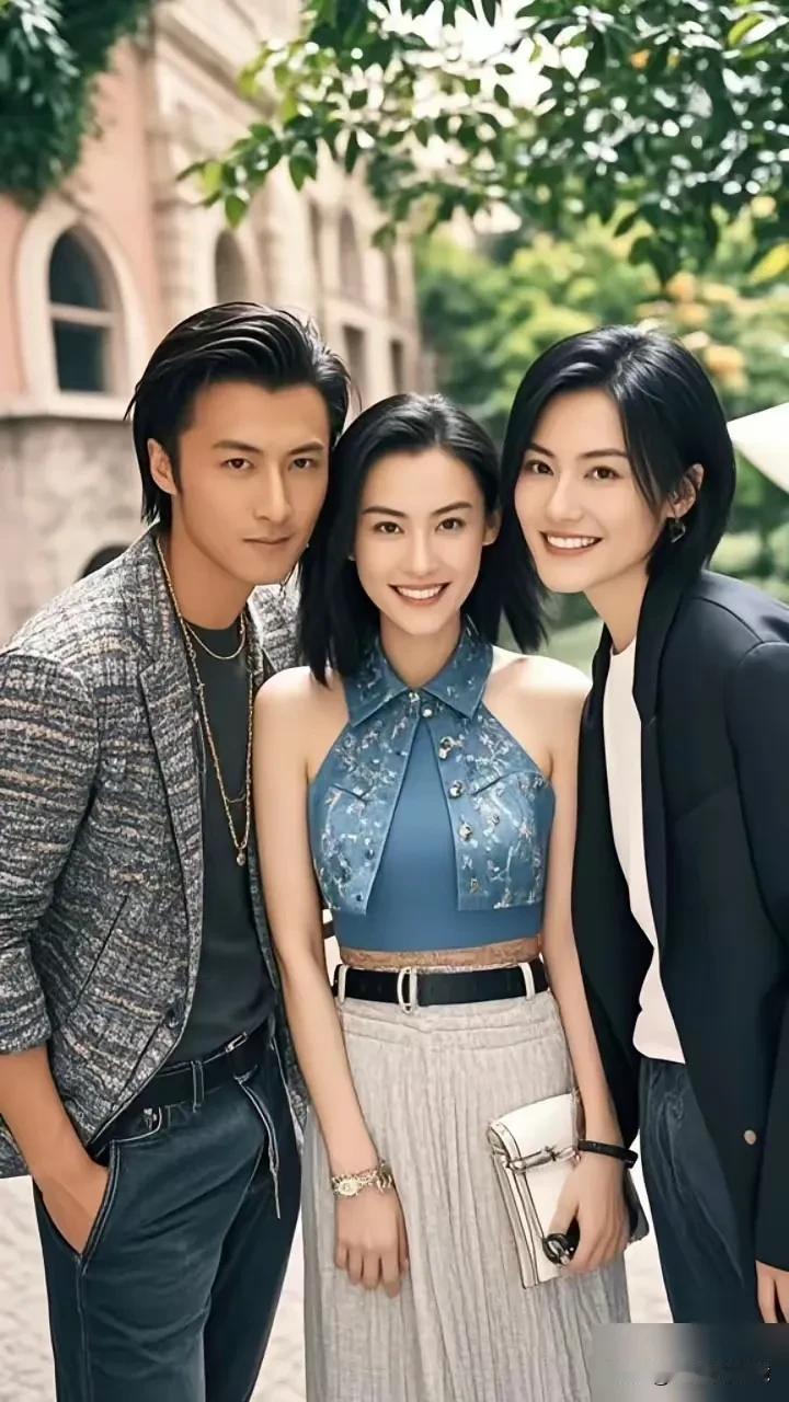 这张照片既让人羡慕，又有点讽刺，这一男二女在娱乐圈太出名了，包括他们之间的风流韵