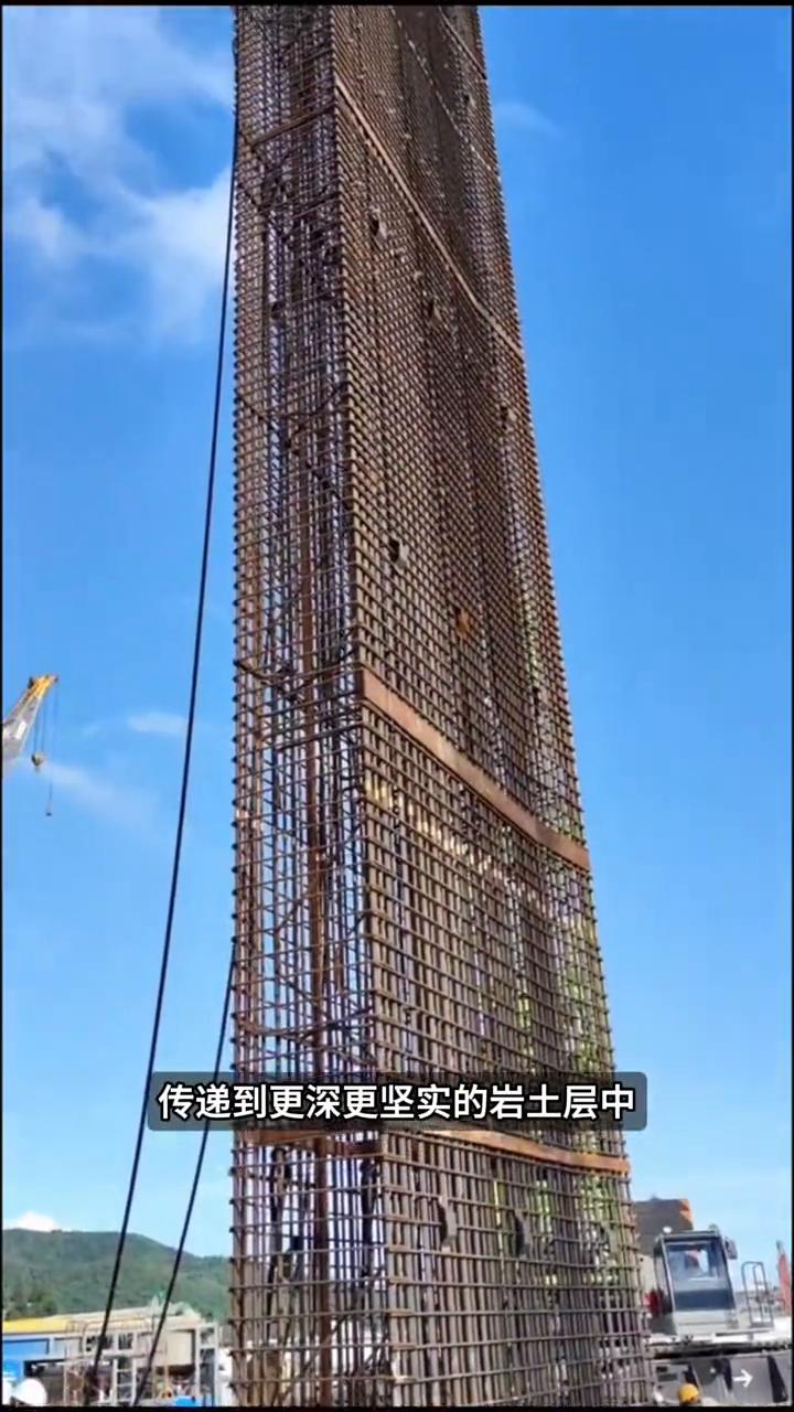 大桥隐形地基。
注意看，工人正在往地下安装这些巨大的钢筋骨架，而它们并不是普通钢