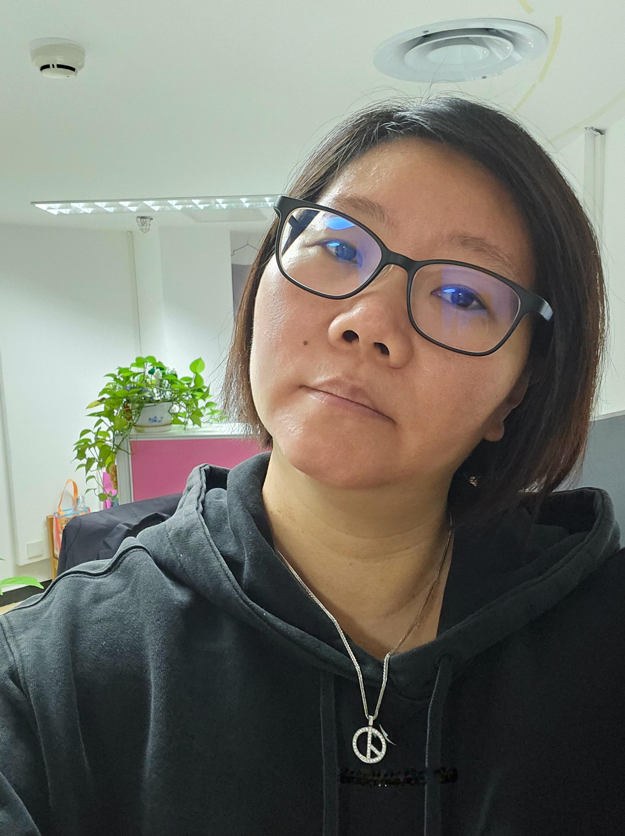 日常分享[超话]自拍[超话]无美颜无滤镜，原相机。这才是真实的样子。42岁的小老