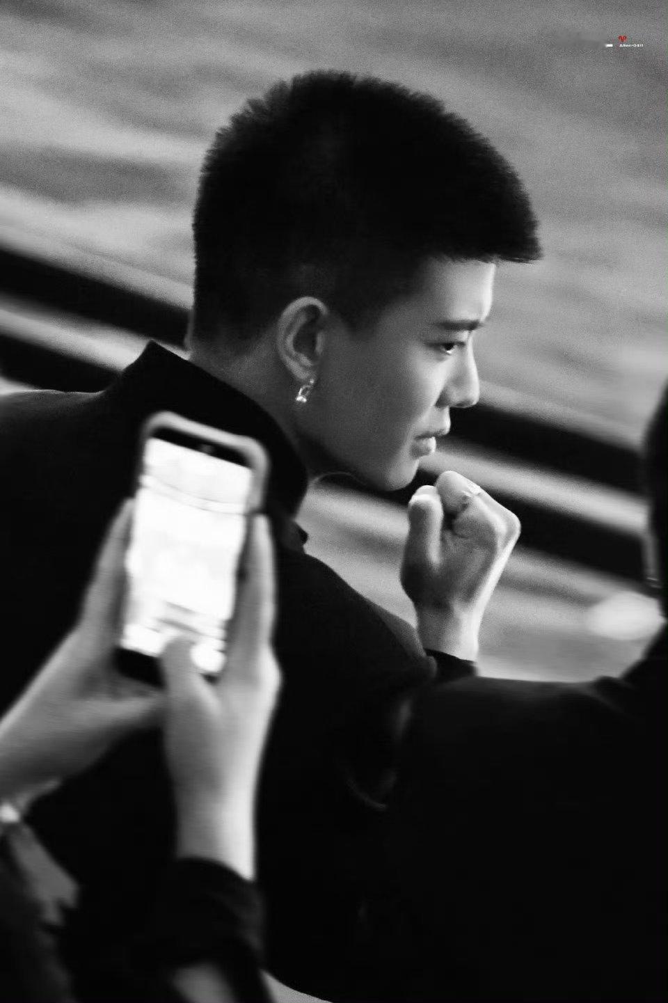 恭喜任嘉伦获得年度体育跨界影响力人物 ，邓亚萍给任嘉伦颁奖 我的天 