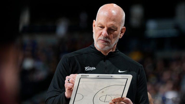 国王继续做人事变动。布朗时代的首席助教“进攻协调员”Jay Triano“果然”