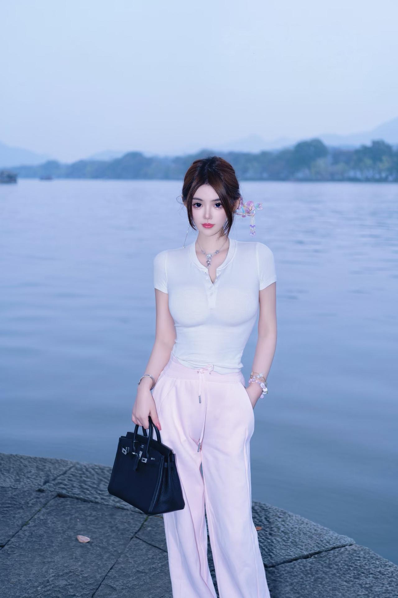 湖畔漫步，优雅气质