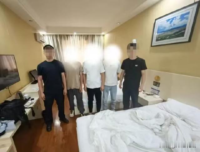 湖北，有三个男人去宾馆开房，突然房门被敲开，三个男子都被抓了个正着。要说这三个男
