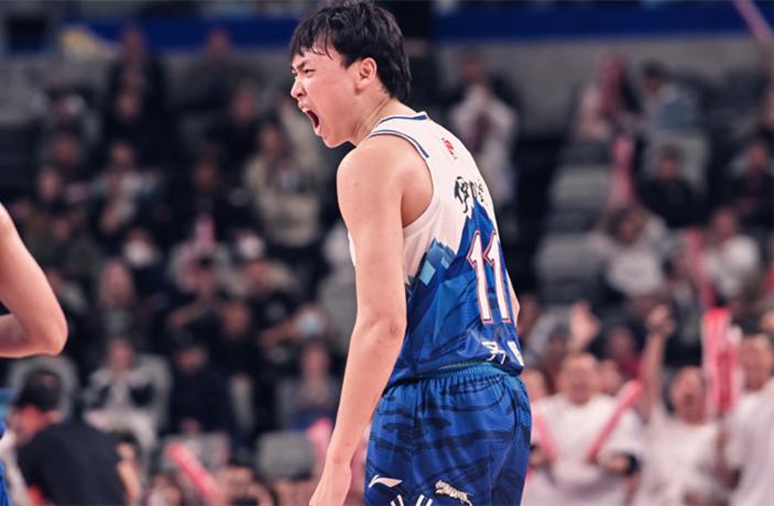 新疆103-85青岛五细节：吴冠希困住杨瀚森，双外、双锋均爆发
新疆103-85