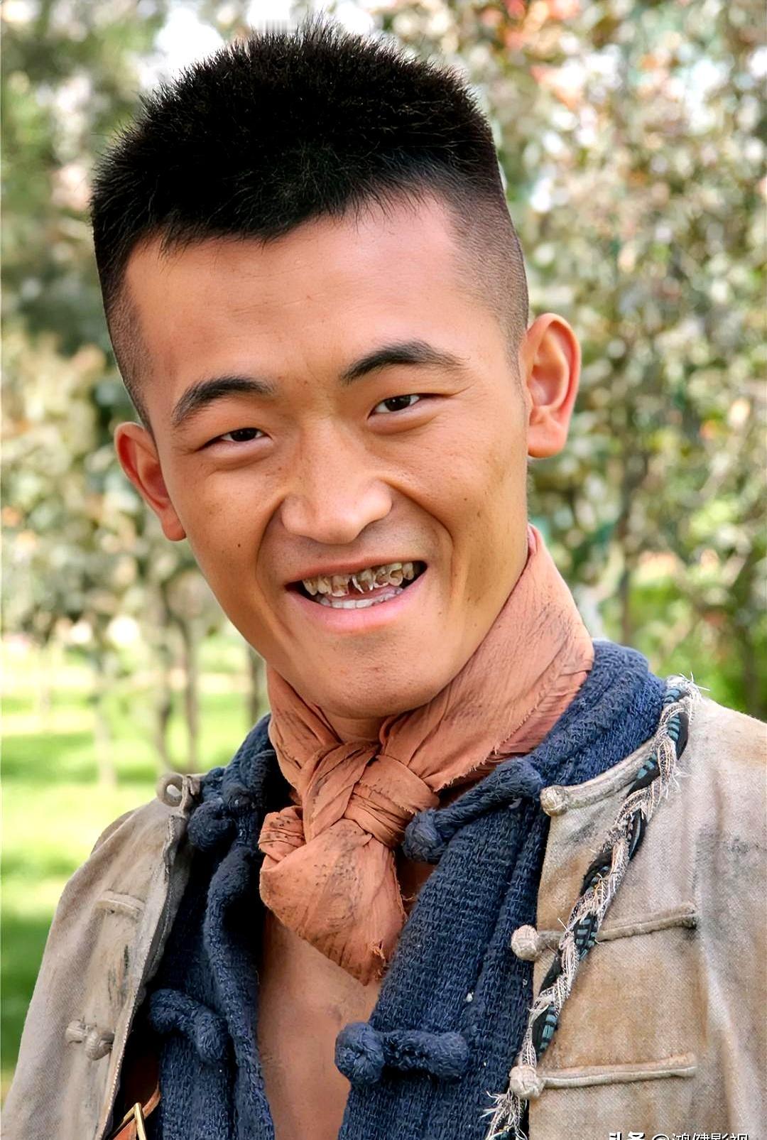 你还记得那个一出场就让人觉得“这人真像身边邻居”的男演员吗？
不是靠脸爆红那种，