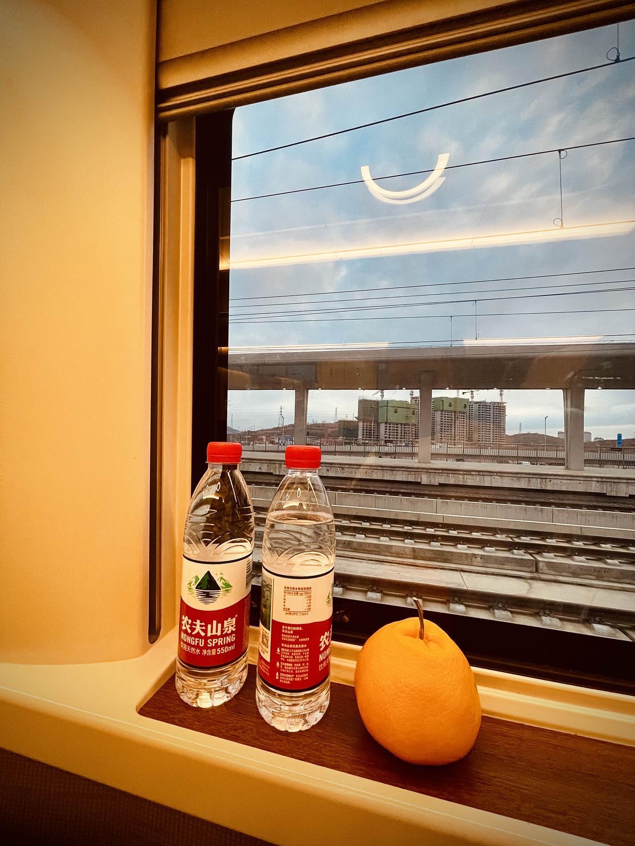 乘火车，买两瓶水，车站对过小超市卖2元/瓶，车站楼下平价超市卖2.5元/瓶，候车