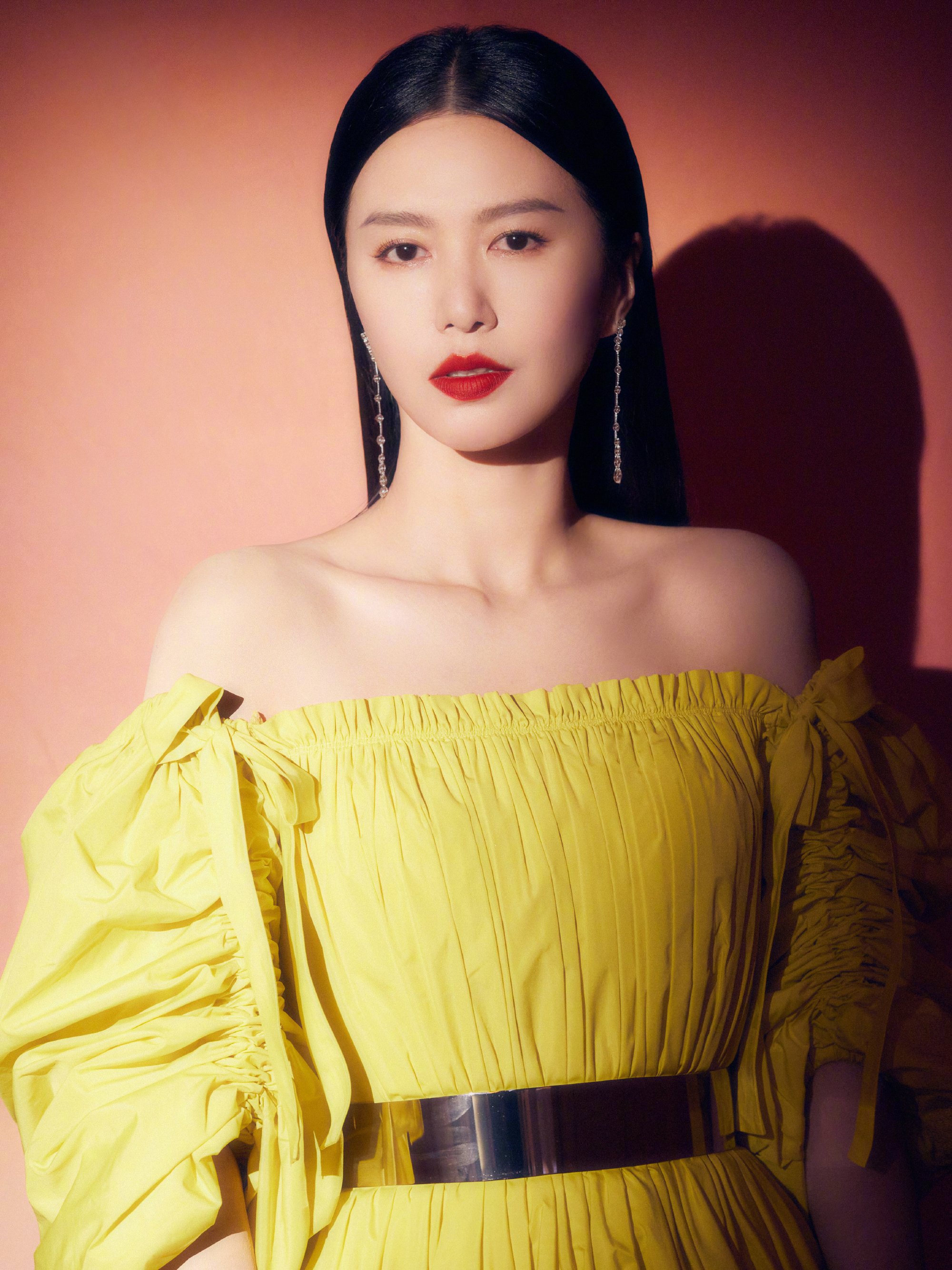 谭维维历届春晚造型大赏 历届春晚造型大赏，简直是把“高级感”焊在了身上，一张比一