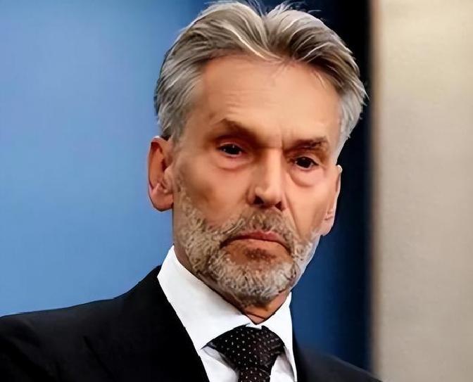 趁马克龙访华之际，荷兰拒访还对华挑衅，中方一句话回应坚守底线
荷兰当众放鸽子？别