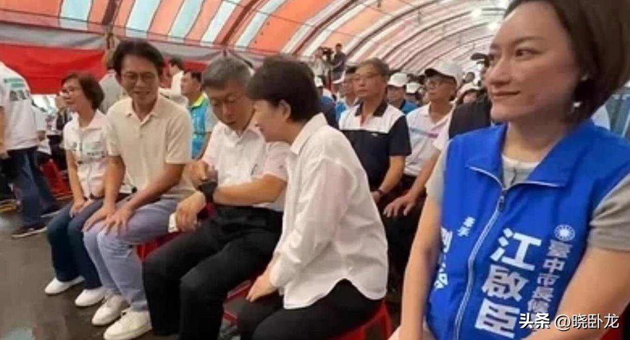 柯文哲今天在卢秀燕面前说他是“钦差要犯”，卢秀燕听了拍了拍柯文哲背部鼓励他“要更