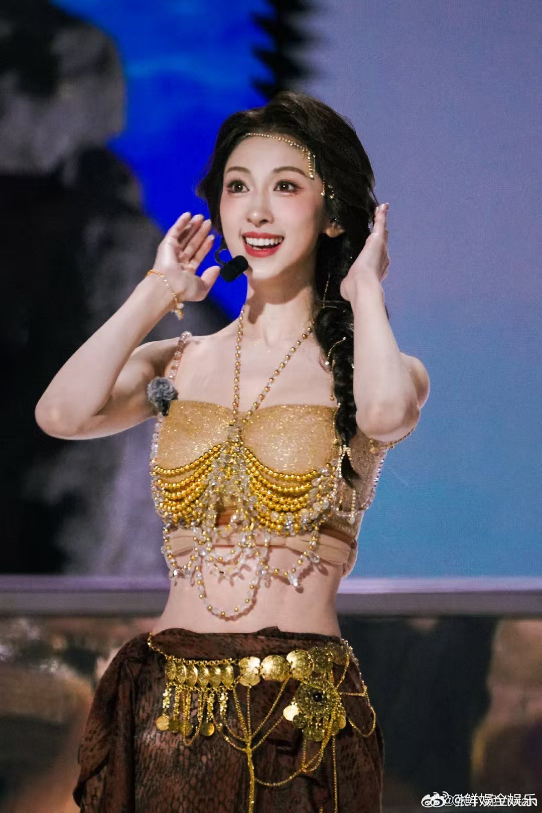 张小婉说当时感到脚下有异动乘风2025谢娜发博说裙子被踩了，张小婉成“踩裙达人”