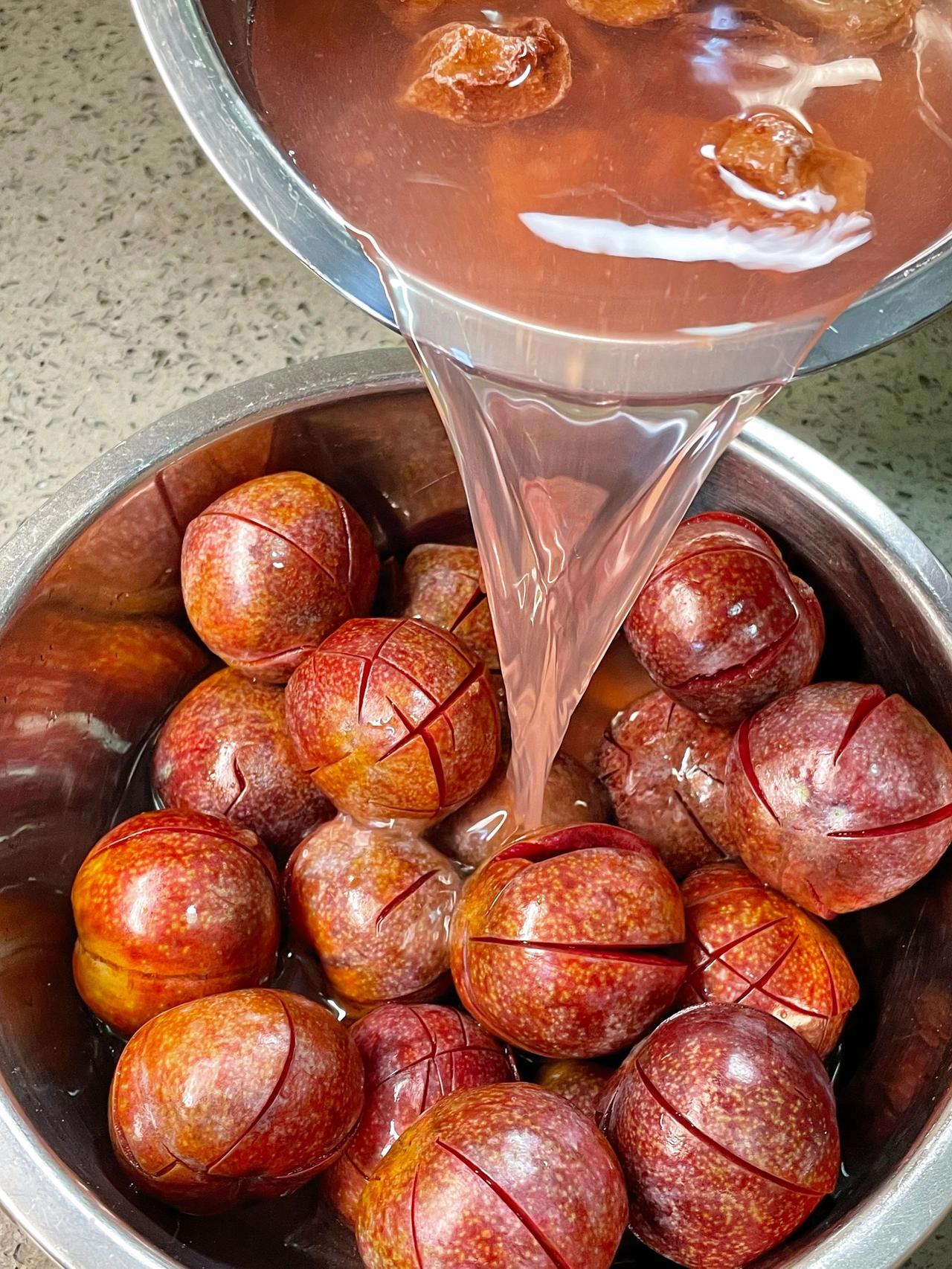 最近又到了吃三华李的季节，我妈马上安排了一个甘草话梅三华李。爽脆可口！非常解腻！