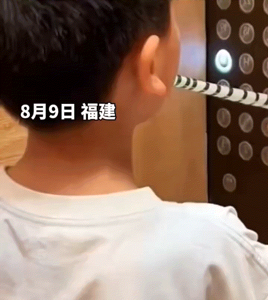 笑不活了！福建，一小男孩乘电梯时偶遇自己的班主任，但起初小男孩也没发现老师和他同