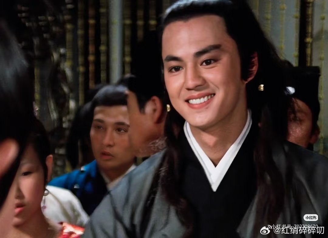 年轻的时候真的好帅！难得的是如此英俊潇洒还一身正气还笑容和煦！ 