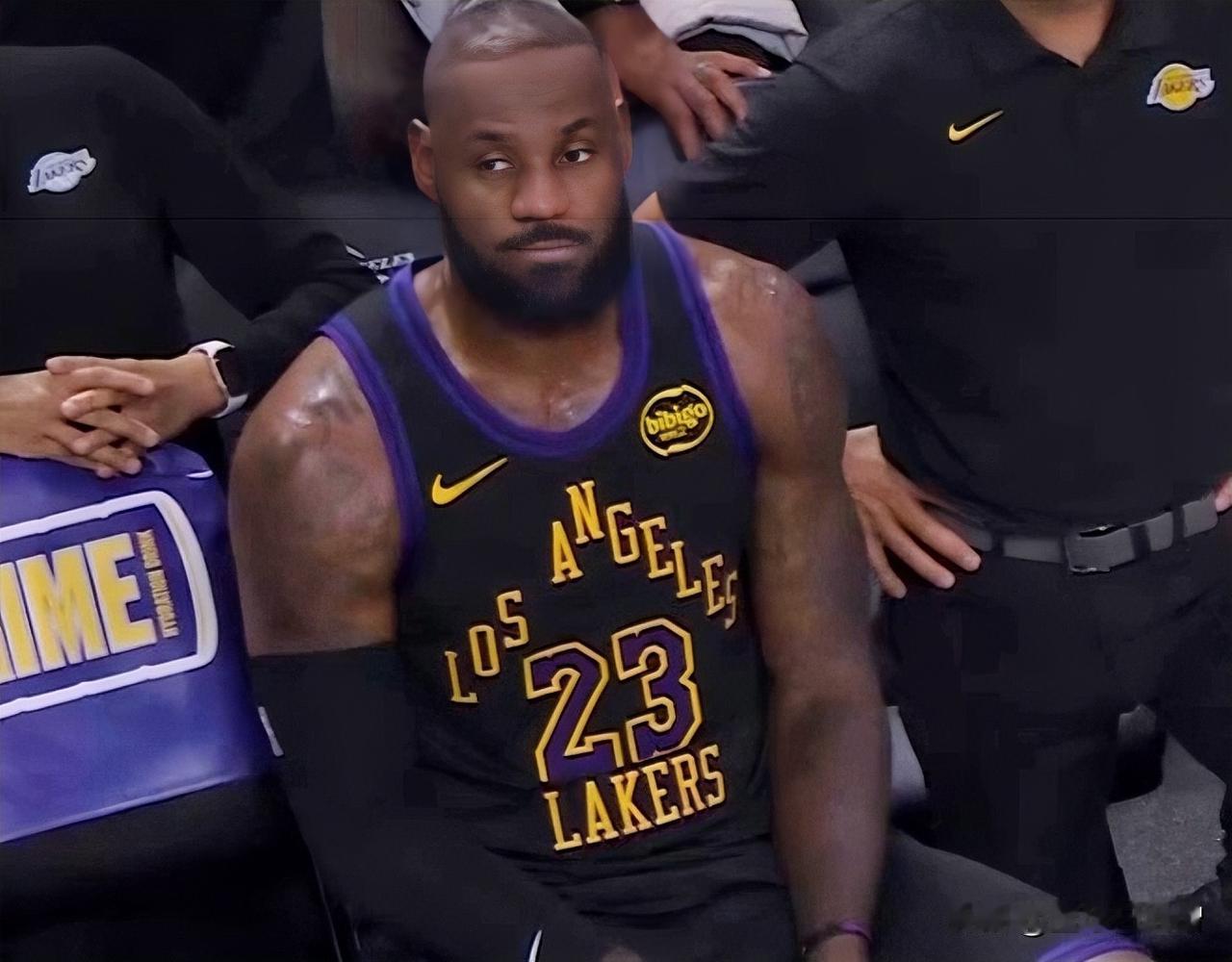 勒布朗·詹姆斯得分上双记录中断，比赛最后时刻甩锅八村垒，后者三分绝杀猛龙。通过比