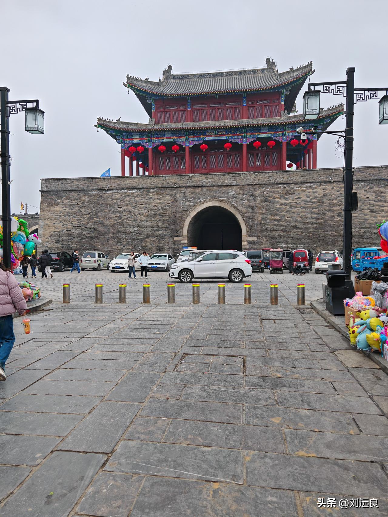 春日生活打卡季观古城门楼建筑，感悟历史沧桑！