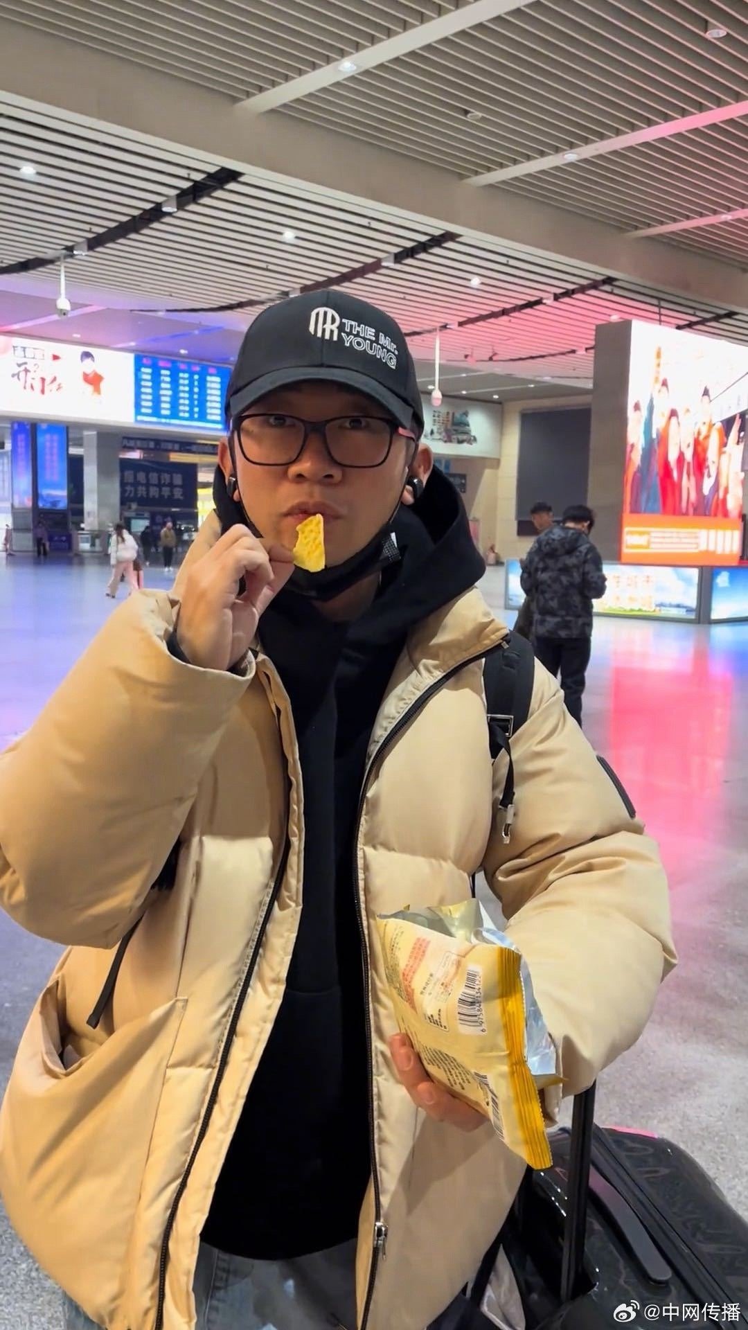 杨迪和粉丝的双向事业运 谁看了不羡慕？杨迪从反向饭撒起步，助力粉丝搞事业，连正主
