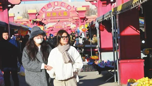 早春时节，大集上热闹非凡，人头攒动间满是生机与活力。年轻人成了赶集的主力军，他们