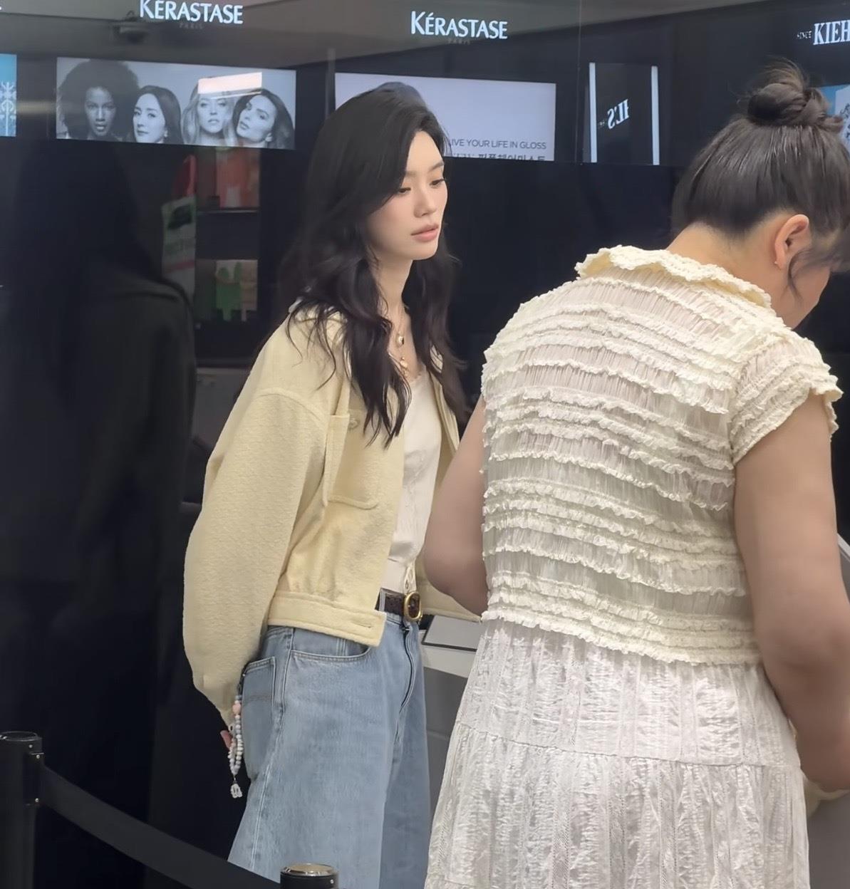 低调赴韩旅行被偶遇！奚梦瑶4.7万外套搭12万爱马仕，松弛贵气感拉满 