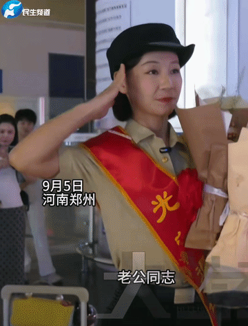 “上人民日报了！”河南郑州，12年女兵退役回家，没想到，自己男友为了接她，竟然也