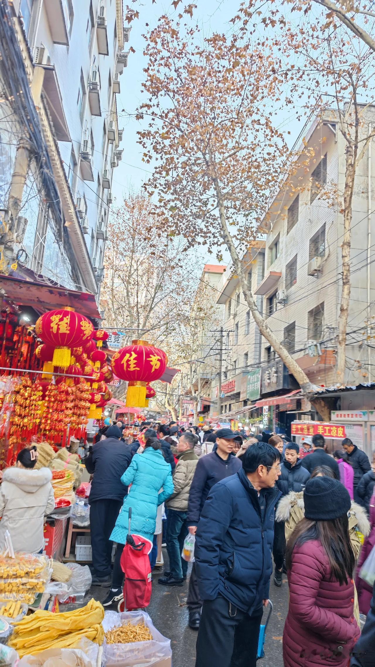 航天基地老街今天人山人海，但是菜价可不便宜，韭黄一斤12元，莲菜6元。
那么，大