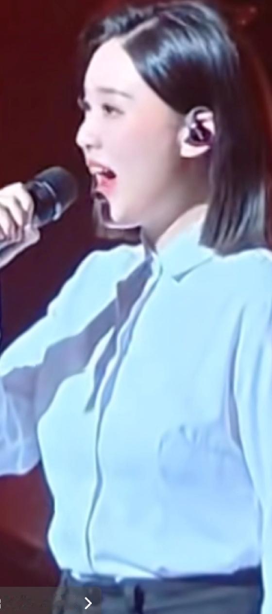 徐子尧在舞台上白衬衫、牛仔裤为何不扎根腰带呀？
尧尧漂亮、有形吧，尤其是她那身上