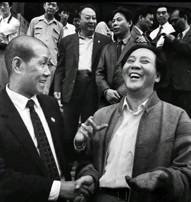 银幕里针锋相对，银幕外谈笑风生