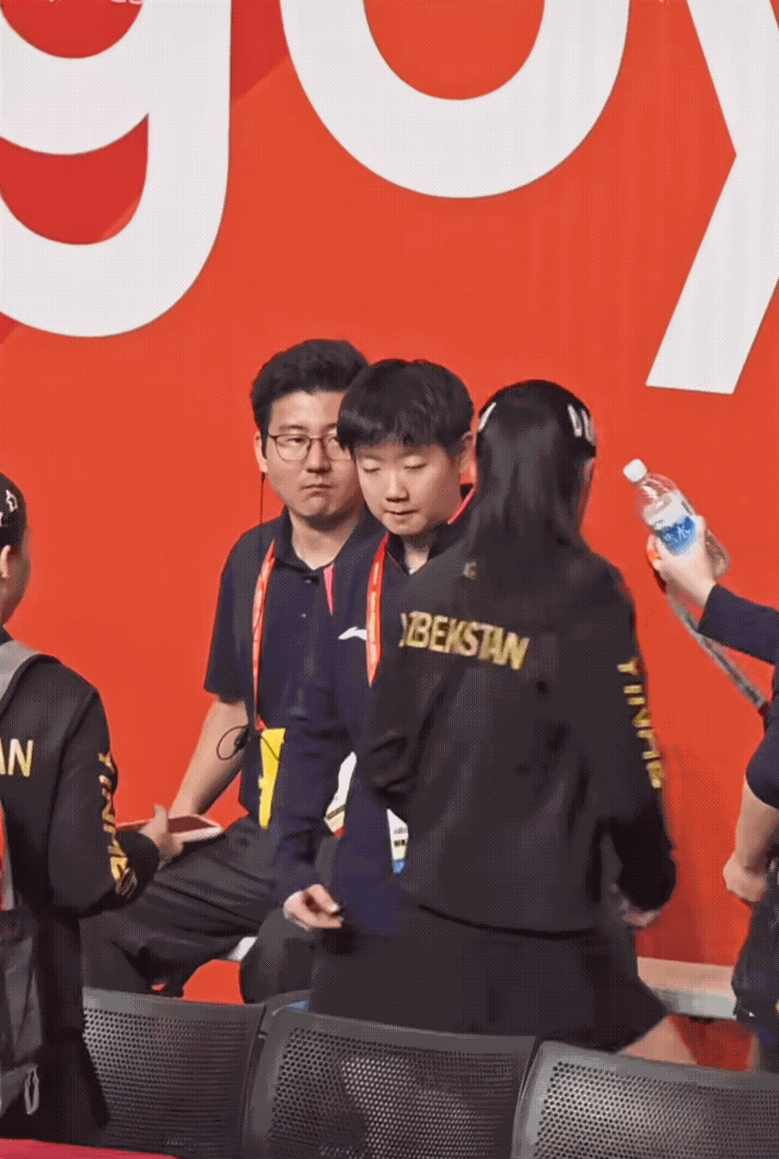哈哈，莎莎又变成打卡景点了[大笑][大笑]
今天晚上结束的亚运会女团1/4决赛，