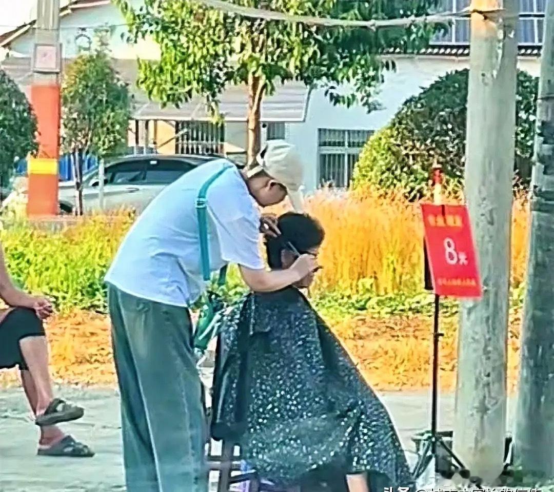 泪目！湖北一女子街头理发，标价8元1位，谁料，一陌生男子理完发后直接转账8000
