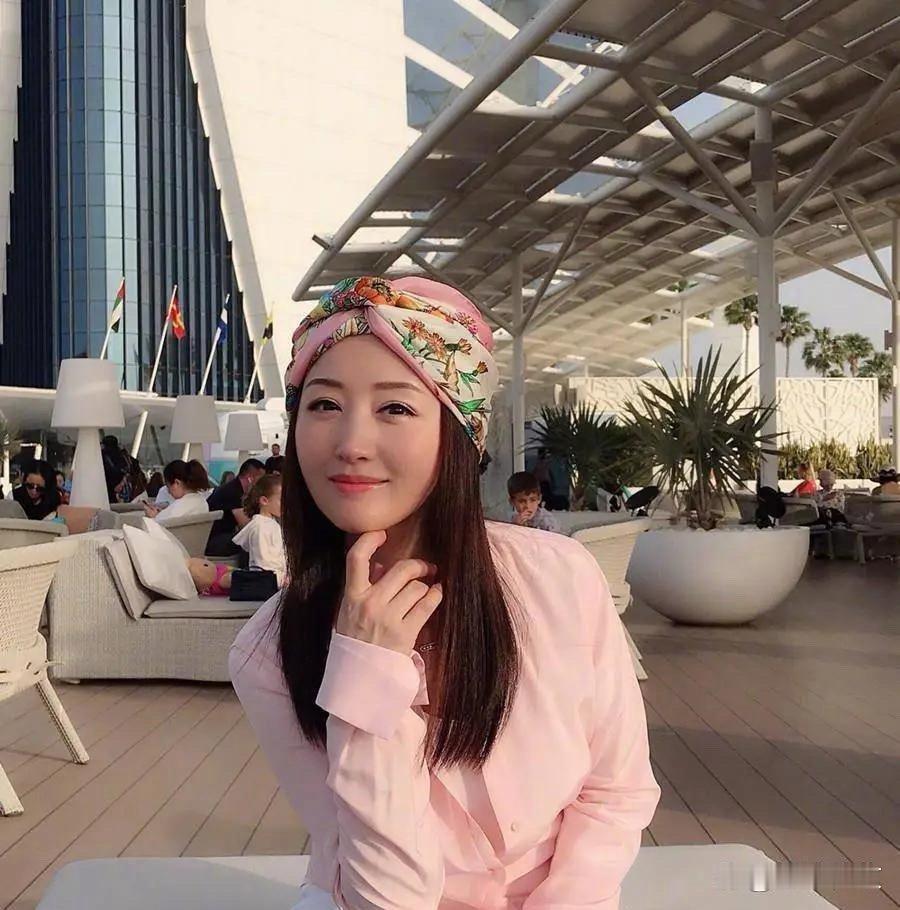 杨钰莹换了新风格，整体造型显得特别清新。粉色衬衫搭配白色长裤，简直让她年轻了二十