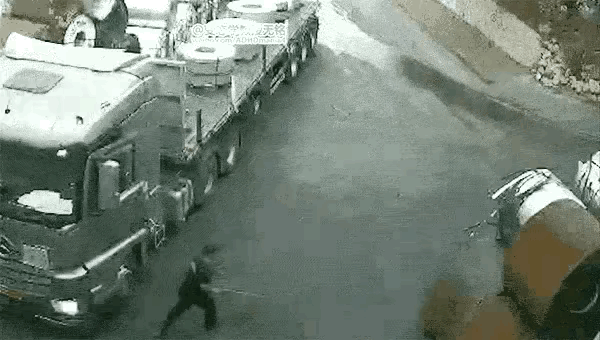 在网络上看到这段视频让人无语，一卷二三十吨的钢卷滚来，情急之下，大货司机竟然用手