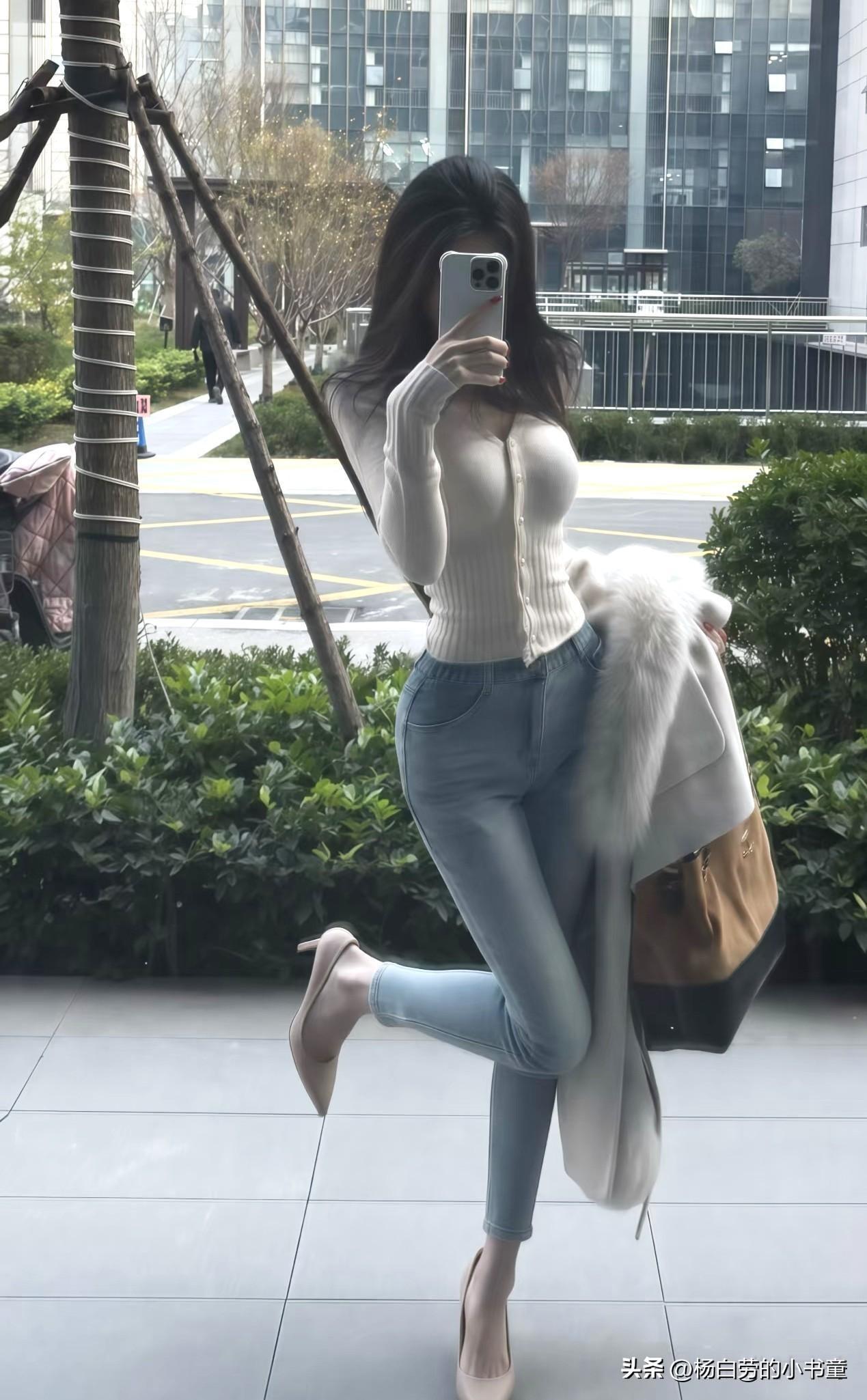 和姐妹逛街
买了一条99元牛仔裤
一双168的粉色高跟鞋👠
穿起来拍个照
大家