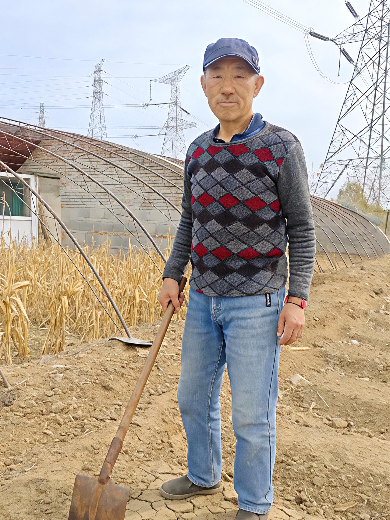 悯农《原创》
 
面朝黄土背朝天，
四季辛劳不记年。
汗滴禾下滋沃土，
一身风雨