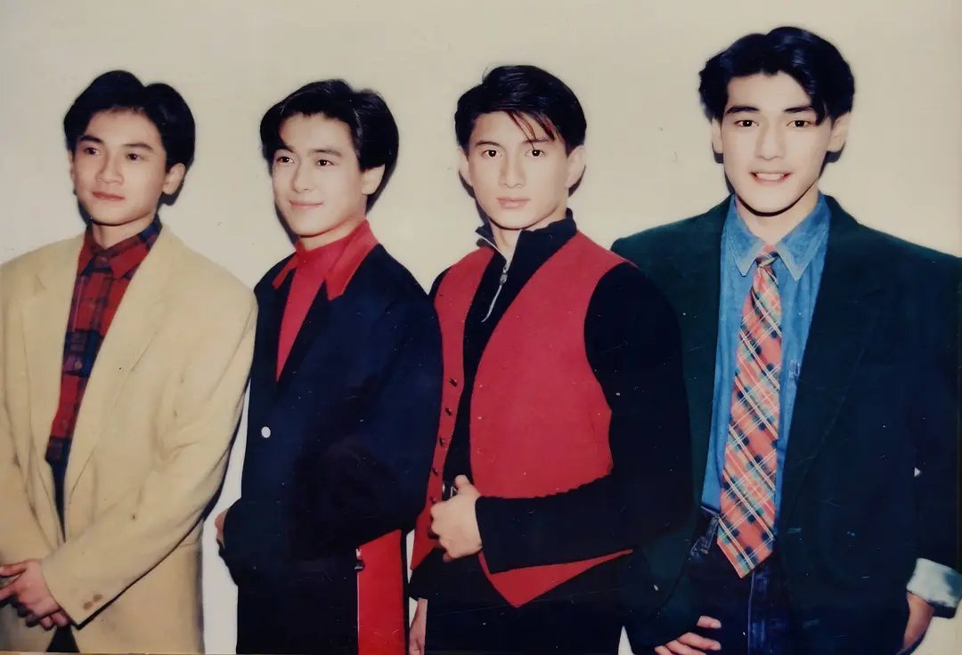 林志颖和金城武当年都没他帅吧 ​​​