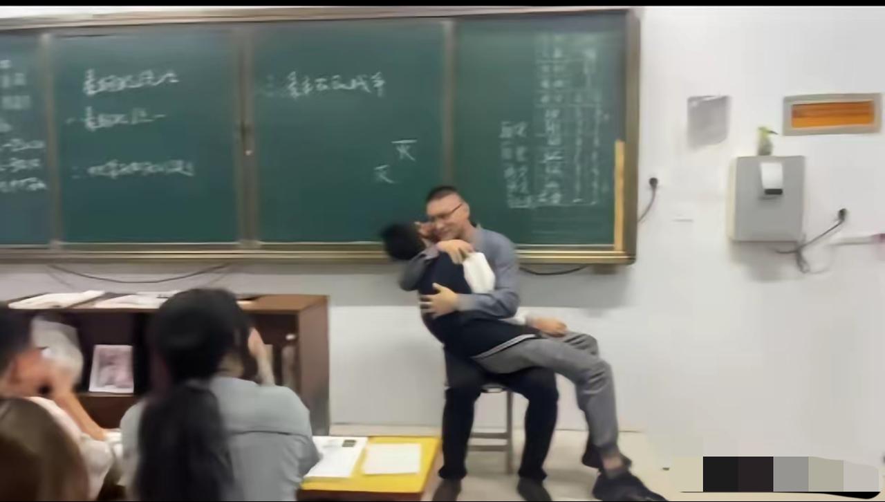 这班主任也太会“治”学生了吧！高一新生上课总打瞌睡，既没熬夜也没生病，就是一听课