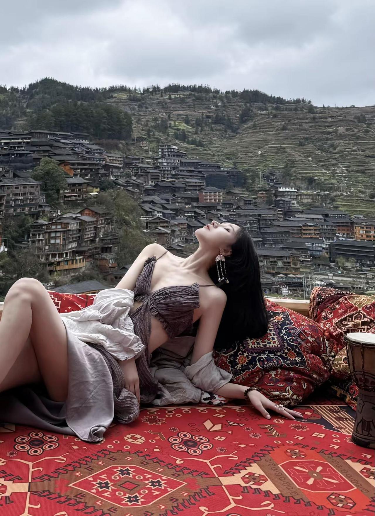 弹一首琵琶曲世人争相思意