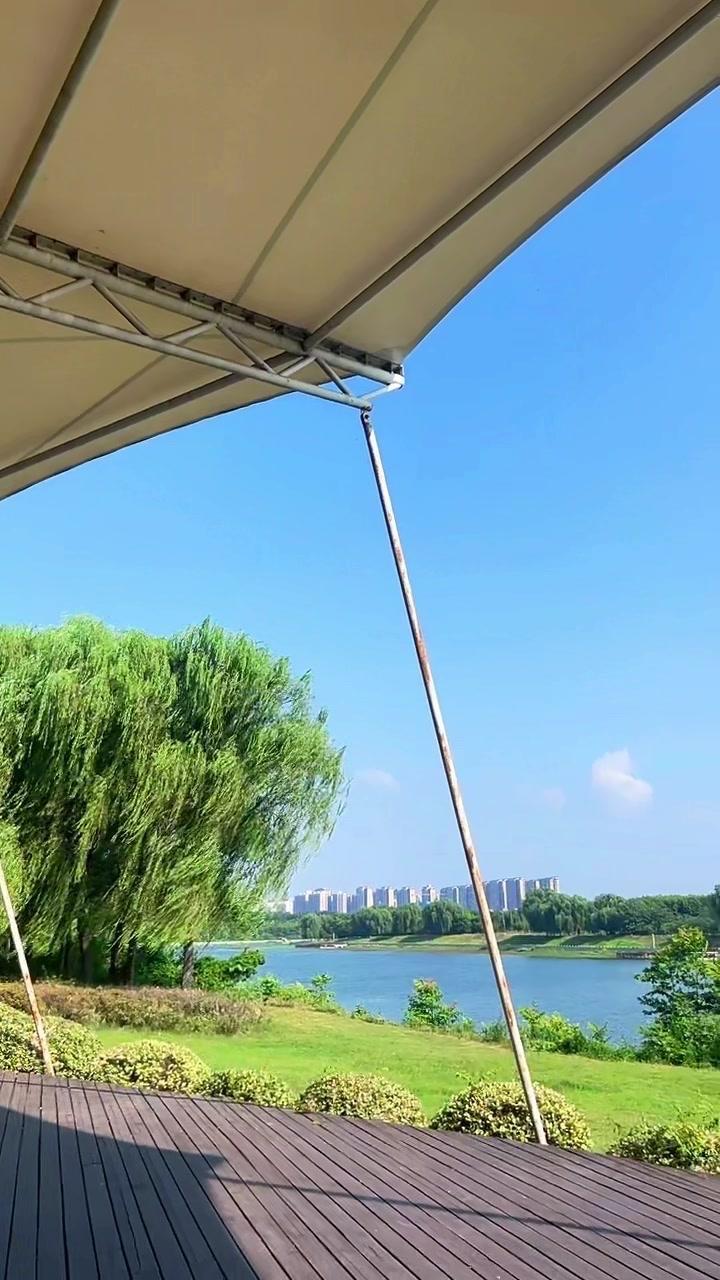 颍河碧空浮絮，湿地公园里的水天相接简直像幅流动的画。

颍河婉转穿城而过，两岸的