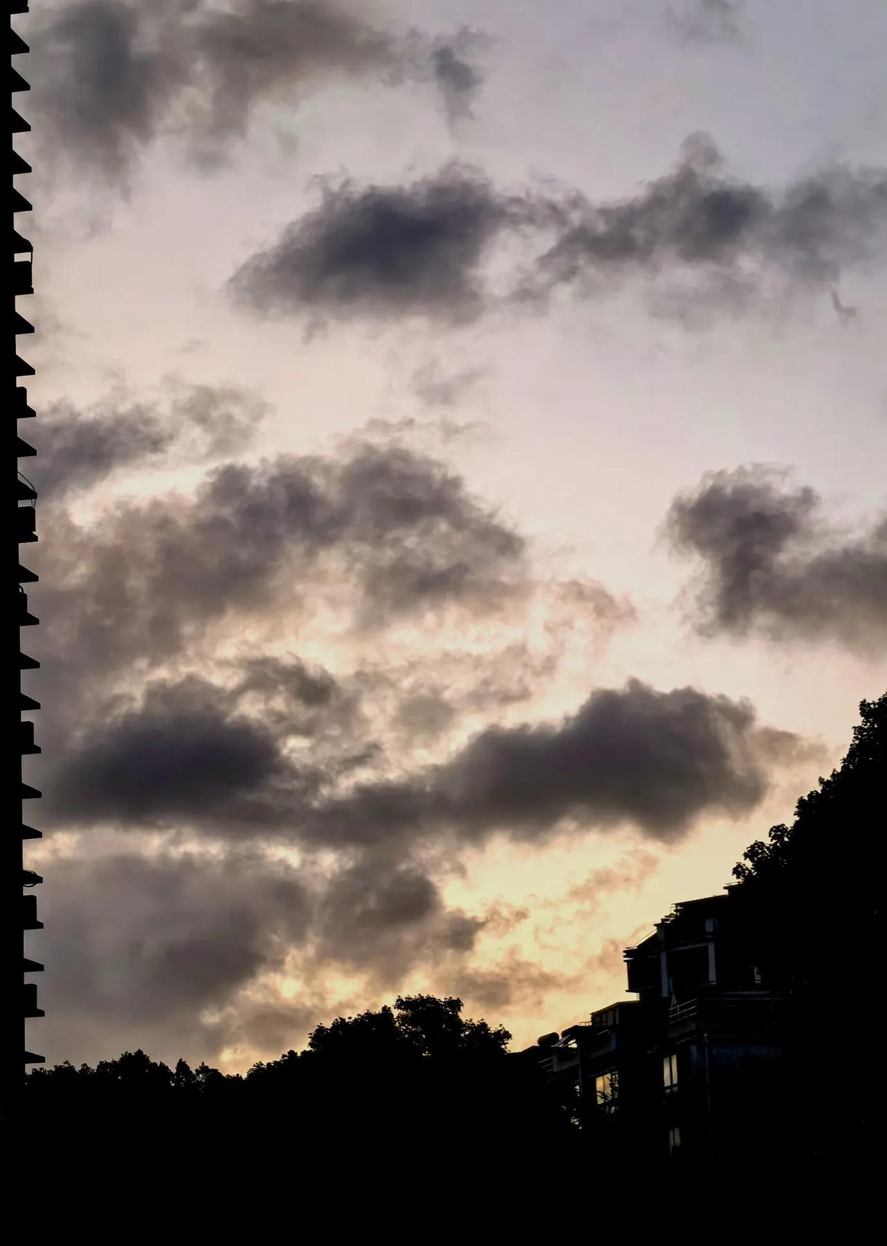 七月夜空，炽热渐渐消去；在窗前的那片宁静里，等待“格美”。
#随手记录天空#