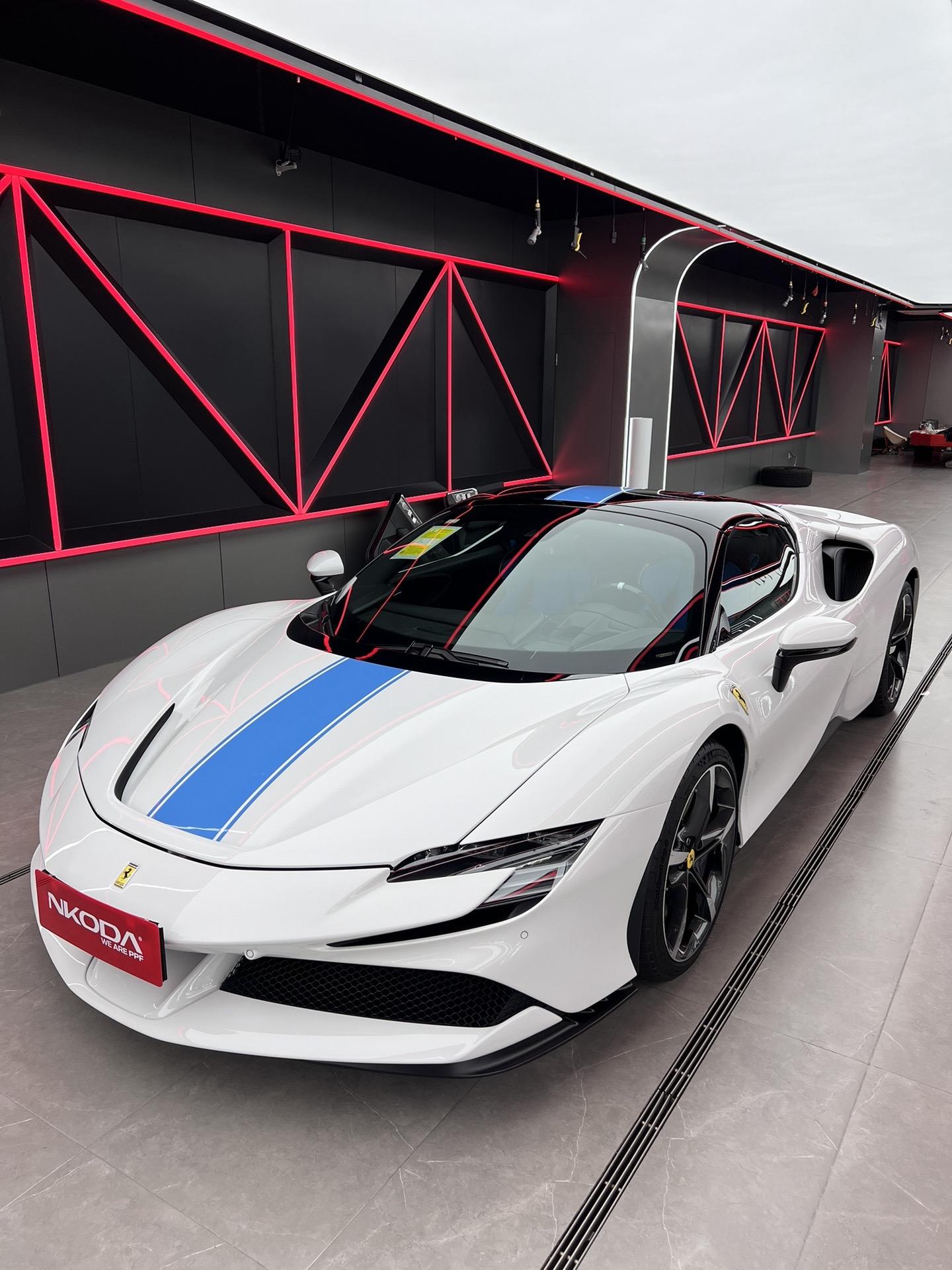 你们猜猜它是谁的座驾。拿下全新Atelier SF90 Spider 特殊定制北卡配色 独一无二