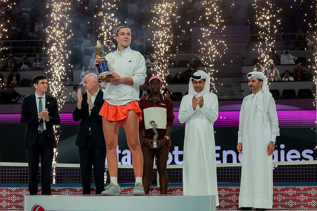 捧杯图来袭🔥多哈站冠军奖杯迎来新的主人，恭喜穆霍娃👏 