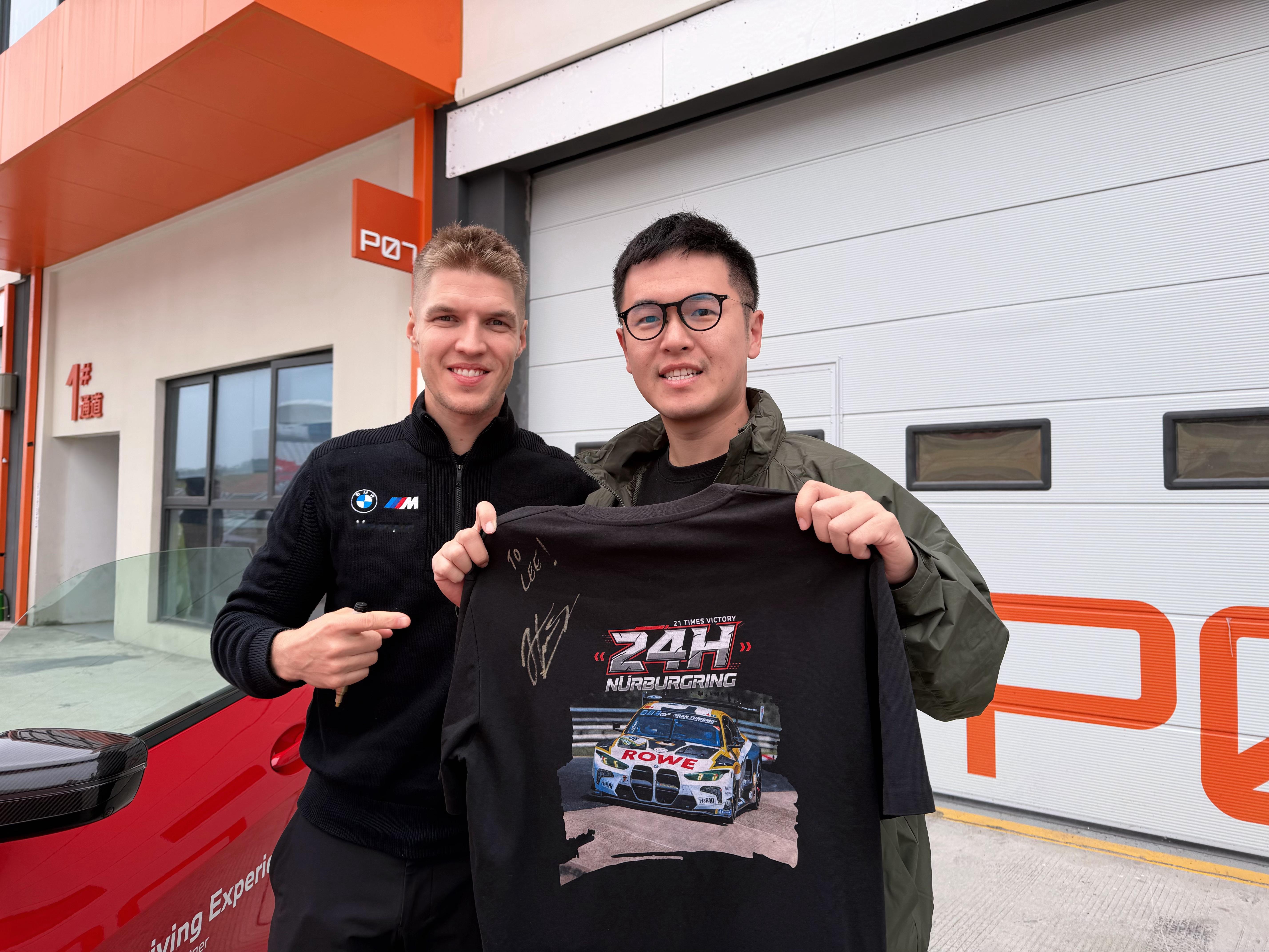 纽博格林24小时耐力赛冠军车组车手Jesse Krohn给我来个TO签。Farf