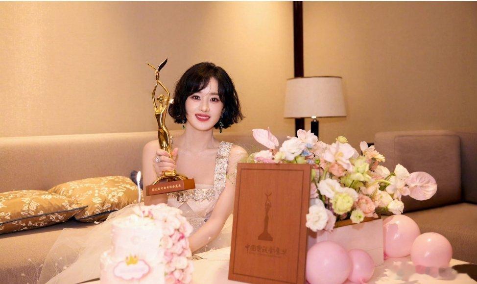 #芒果艺人给赵丽颖写的信#演戏来源于生活，正是赵丽颖丰富的生活阅历，才让她对角色